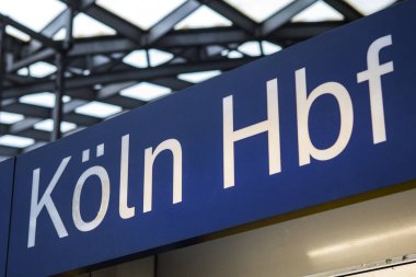 Köln, Almanya - 17 Şubat 2020: Koln Hauptbahnhof ya da Köln Merkez İstasyonu platformundaki bir tabelaya yakın çekim. Koln Hbf, Almanya 'da Köln şehrinin merkezi tren istasyonu..