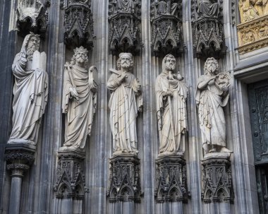 Köln Katedrali 'nin çarpıcı heykeli, ya da aynı zamanda Kolner Dom olarak da bilinir, Almanya' nın tarihi Köln şehrinde..