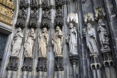 Köln Katedrali 'nin çarpıcı heykeli, ya da aynı zamanda Kolner Dom olarak da bilinir, Almanya' nın tarihi Köln şehrinde..