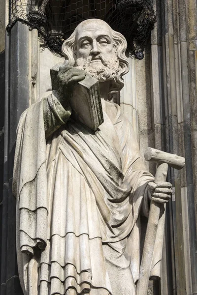 德国科隆市具有历史意义的科隆大教堂外墙上的雕塑之一的特写 — 图库照片