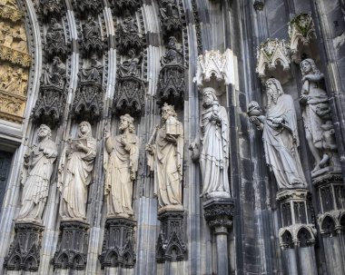 Köln Katedrali 'nin çarpıcı heykeli, ya da aynı zamanda Kolner Dom olarak da bilinir, Almanya' nın tarihi Köln şehrinde..