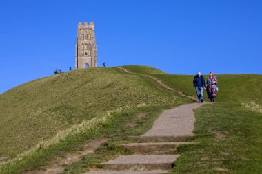 Glastonbury, İngiltere - 16 Mart 2020: Glastonbury, Somerset, İngiltere 'deki çarpıcı Glastonbury Tor' a giden basamaklar.