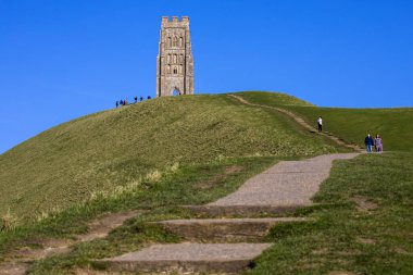 Glastonbury, Somerset, İngiltere 'deki çarpıcı Glastonbury Tor' a giden adımlar..