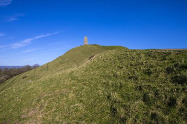 Glastonbury, İngiltere - 16 Mart 2020: Glastonbury, Somerset, İngiltere 'deki çarpıcı Glastonbury Tor manzarası.