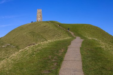 Glastonbury, İngiltere - 16 Mart 2020: Glastonbury, Somerset, İngiltere 'deki çarpıcı Glastonbury Tor manzarası