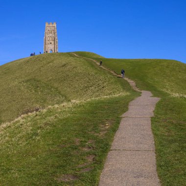 Glastonbury, İngiltere - 16 Mart 2020: Glastonbury, Somerset, İngiltere 'deki çarpıcı Glastonbury Tor manzarası