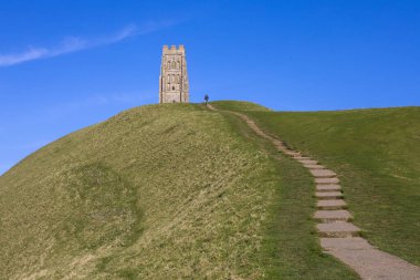 Glastonbury, Somerset, İngiltere 'deki çarpıcı Glastonbury Tor' a giden adımlar..