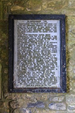 Glastonbury, İngiltere - 16 Mart 2020: Somerset, İngiltere 'deki Glastonbury Tor' un tarihini anlatan bir plaket.