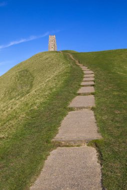 Glastonbury, Somerset, İngiltere 'deki çarpıcı Glastonbury Tor' a giden adımlar..