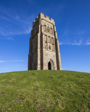Glastonbury, İngiltere - 16 Mart 2020: Glastonbury Tor, İngiltere 'deki tarihi St. Michael' s Tower manzarası.