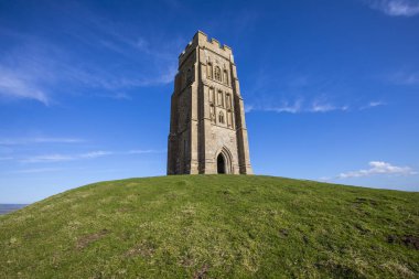 Glastonbury, İngiltere - 16 Mart 2020: Glastonbury Tor, İngiltere 'deki tarihi St. Michael' s Tower manzarası.