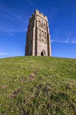 Somerset, İngiltere 'deki Glastonbury Tor' daki tarihi St. Michael Kulesi manzarası..