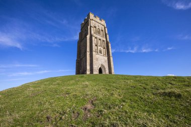 Glastonbury, İngiltere - 16 Mart 2020: Glastonbury Tor, İngiltere 'deki tarihi St. Michael' s Tower manzarası.