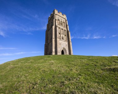 Glastonbury, İngiltere - 16 Mart 2020: Glastonbury Tor, İngiltere 'deki tarihi St. Michael' s Tower manzarası.