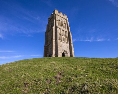 Somerset, İngiltere 'deki Glastonbury Tor' daki tarihi St. Michael Kulesi manzarası..