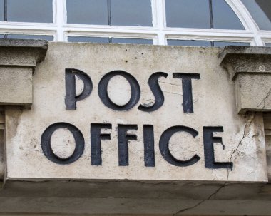 Taunton, İngiltere - 17 Mart 2020: İngiltere 'nin Somerset kentindeki Taunton kasabasında eski bir postane tabelasına yakın çekim.