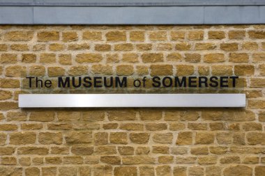 Taunton, İngiltere - 17 Mart 2020: Somerset Müzesi 'nin dışındaki işaret, İngiltere' nin Somerset kentindeki Taunton kasabasında..