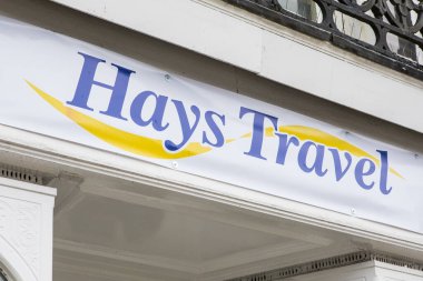  Taunton, İngiltere - 17 Mart 2020: İngiltere 'nin Somerset kentindeki Taunton kasabasındaki şubelerinden birinin dış kısmında Hays Seyahat logosunun yakın çekimi.  