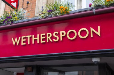  Taunton, İngiltere - 17 Mart 2020: Taunton, Somerset 'teki barlarından birinin dışındaki Wetherspoon logosunun yakın çekimi.