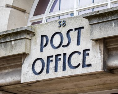 Taunton, İngiltere - 17 Mart 2020: İngiltere 'nin Somerset kentindeki Taunton kasabasında eski bir postane tabelasına yakın çekim.