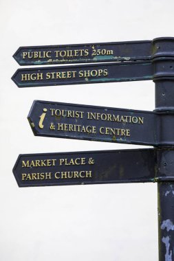 Yön işaretleri İngiltere 'nin Somerset kentindeki Shepton Mallet kasabasındaki yerel işaretleri gösteriyor..