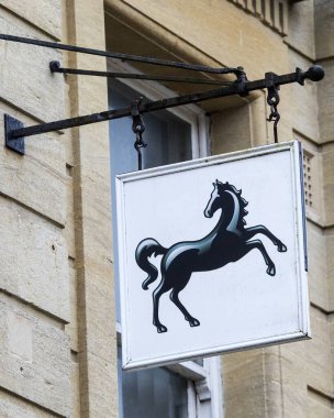 Shepton Mallet, İngiltere - 19 Mart 2020: Lloyds Bank logosu Shepton Mallet, Somerset 'teki şubelerinin girişinin üstünde.