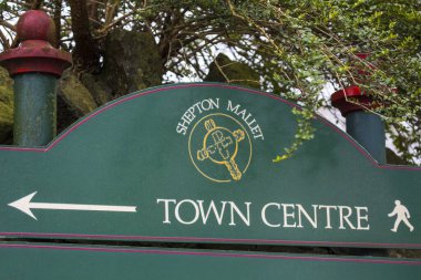Shepton Mallet, İngiltere - 19 Mart 2020: İngiltere 'nin Somerset kentindeki Shepton Mallet kasabasını gösteren bir tabela.