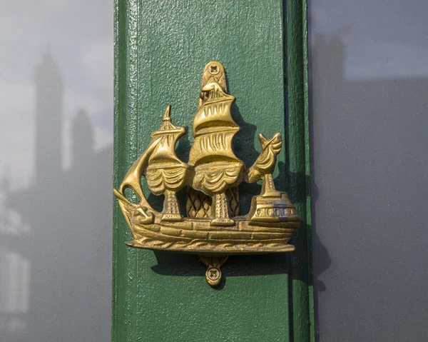 Primer Plano Barco Vela Ornamentado Puerta Golpeador — Foto de Stock