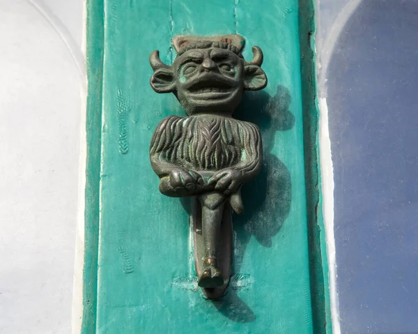 Close Batedor Porta Demon Ornamentado — Fotografia de Stock