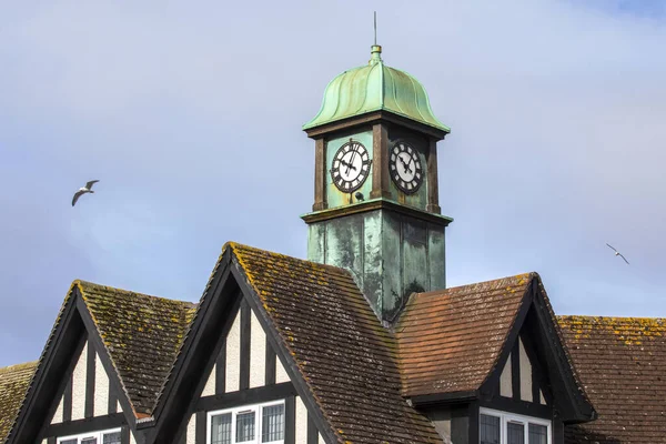 Una Vista Torre Del Reloj Fachada Tudor Simulada Tone Chambers —  Fotos de Stock