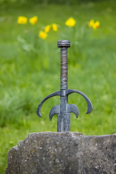 英国陶顿 2020年3月17日 英国萨默塞特陶顿城堡石雕中的剑 亚瑟王和石之剑的故事是英格兰的一个著名传说 — 图库照片
