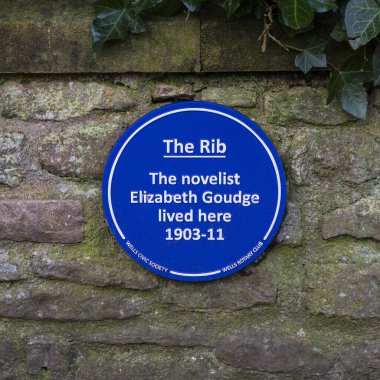 Wells, İngiltere - 16 Mart 2020: Somerset 'teki Wells şehrinde 1903 ve 1911 yılları arasında ünlü romancı Elizabeth Goudge' un yaşadığı yeri gösteren mavi bir plaket.