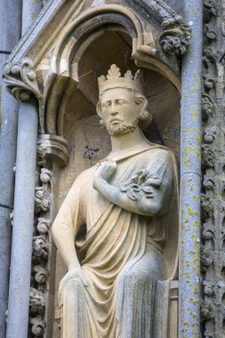 Wells, Somerset, İngiltere 'deki tarihi Wells Katedrali' nin dış tarafındaki bir heykelin yakın çekimi..