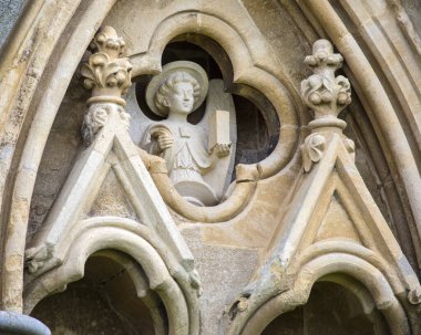 Wells, Somerset, İngiltere 'deki tarihi Wells Katedrali' nin dış tarafındaki bir heykelin yakın çekimi..