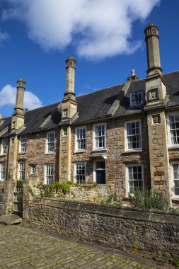 Somerset, İngiltere 'deki Wells şehrinin güzel papazları. Avrupa 'da ayakta kalan orijinal binaları olan en eski ve tamamen yerleşim yeri olduğu iddia ediliyor..