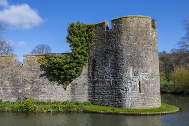 Somerset, İngiltere 'deki Wells kentindeki Bishops Sarayı' nın hendek ve çevre duvarının güzel bir manzarası..