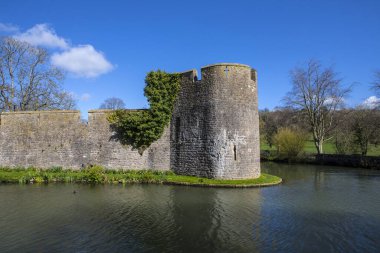Somerset, İngiltere 'deki Wells kentindeki Bishops Sarayı' nın hendek ve çevre duvarının güzel bir manzarası..