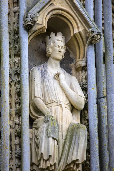 英国サマセット州ウェルズにある歴史的なウェルズ大聖堂の外観の彫刻のクローズアップ — ストック写真