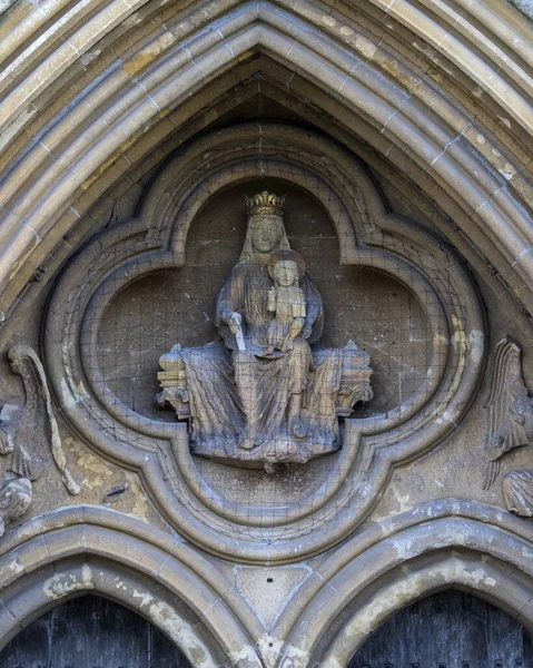Скульптура Девы Марии Дитя Христа Расположенная Над Западной Дверью Внешней — стоковое фото