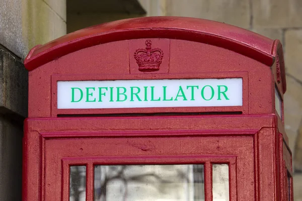 Närbild Defibrillatorskylt Vad Som Brukade Vara Röd Telefonkiosk Staden Wells — Stockfoto