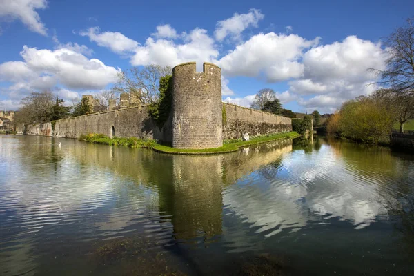 มมองของก าแพงโดยรอบและค าของพระราชว Bishops ประว ศาสตร ในเม Wells Somerset สหราชอาณาจ — ภาพถ่ายสต็อก