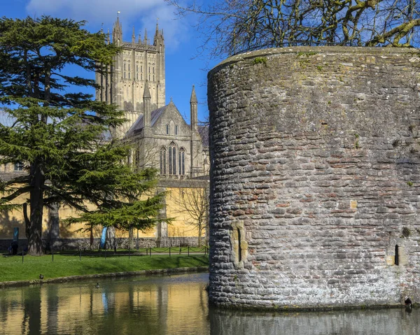 Beautiful View Bishops Palace Its Surrounding Roat Wells Cathedral Background — стоковое фото
