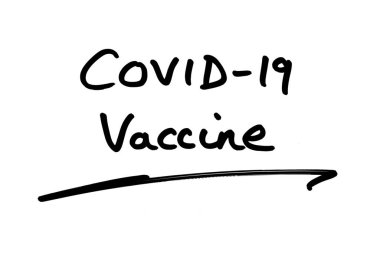 COVID-19 aşısı beyaz arka planda elle yazılmış.