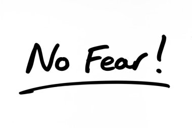 Korku yok! Beyaz bir arkaplanda el yazısı.