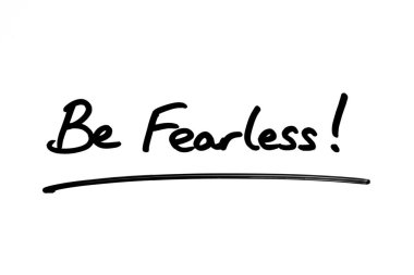 Korkusuz ol! Beyaz bir arkaplanda el yazısı.