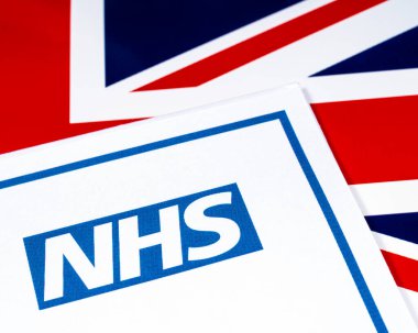 Londra, İngiltere - 20 Nisan 2020: Ulusal Sağlık Servisi veya NHS, bayraklı logo.
