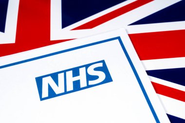 Londra, İngiltere - 20 Nisan 2020: Ulusal Sağlık Servisi veya NHS, bayraklı logo.