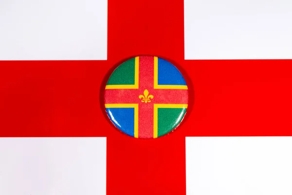Distintivo Retratando Bandeira Condado Inglês Lincolnshire Retratado Sobre Bandeira Inglaterra — Fotografia de Stock
