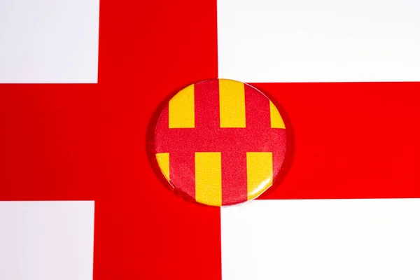 Distintivo Retratando Bandeira Condado Inglês Northumberland Retratado Sobre Bandeira Inglaterra — Fotografia de Stock