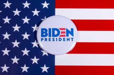 Londra, İngiltere - 5 Mayıs 2020: Joe Biden 2020 Amerika Birleşik Devletleri başkanlığına adaylığını koyma kampanyasını resmeden rozet. Rozet, ABD Bayrağı 'nda asılı..
